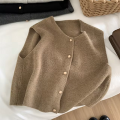 Annabeth – Gestrickte ärmellose Weste in Khaki