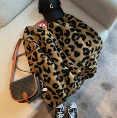 Alondra – Stylische Fleecejacke mit Leopardenmuster in Khaki