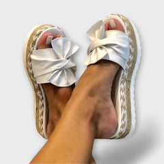 Seina – Bequeme Sandalen mit Schleifendetail in Weiß