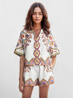 Zwei Stück Boho-Blumen-Set – Hemdkleid und Shorts in passenden Designs in Weiß