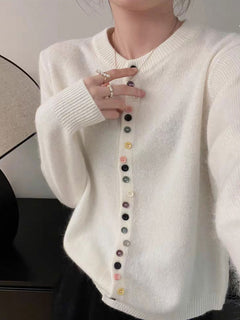 Beatrice - Klassische Strickjacke mit Rundhalsausschnitt in Weiß
