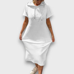 Yareni – Hoodie-Kleid mit urbanem Flair in Weiß