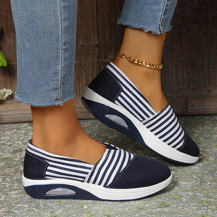 Tasha - Bequeme orthopädische Schlupf Auf Turnschuh Mit Streifen