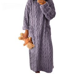 Warmes Pulloverkleid aus Kabelstrick für Damen in Lila