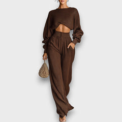 Amariel – Zweiteiler mit Cropped Pullover und weiter Hose in Kaffee