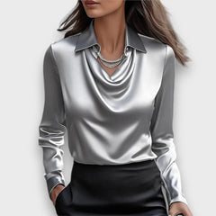 Melvine – Satiniert glänzende Bluse mit Drapierung in Grau
