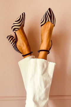 Mirai  | Sandalen mit mittelhohem Absatz und Schnallenriemen mit Zebramotiv in Khaki