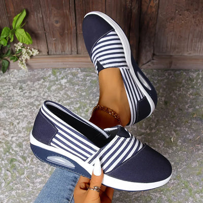 Tasha - Bequeme orthopädische Schlupf Auf Turnschuh Mit Streifen