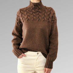 Rollkragenpullover mit Twist-Details – Elegante Wärme mit moderner Raffinesse in Braun