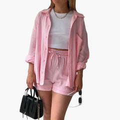 Zweiteiliges Set mit Shorts für Damen - lässiger Sommerlook in Hellrosa