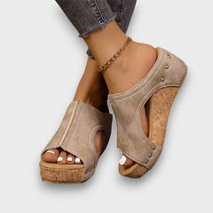 Raya – Keilsandalen mit Cut-Out-Design in Beige