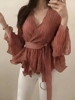 Nicolina | Elegante V-Ausschnitt-Bluse mit Schleife und Rüschen in Ziegelrot