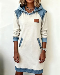 Viktoria – Lässiges Kleid Mit Kapuze und Denim Einsätzen in Weiß
