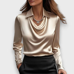 Melvine – Satiniert glänzende Bluse mit Drapierung in Gold