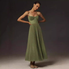 Lorna | Trägerloses Midikleid mit Plissee in Grün