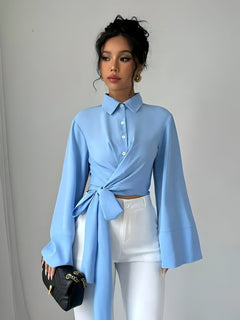 Nastasia | Trendiges Crop-Top mit Schleife und Glockenärmeln in Hellblau