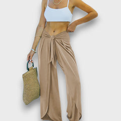Narella – Sommerhose mit Wickeleffekt und Bindegürtel in Beige