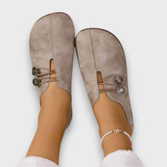 Elvire – Klassische Wildleder-Mokassins mit Knopfdetail in Beige