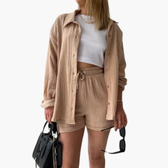 Zweiteiliges Set mit Shorts für Damen - lässiger Sommerlook in Beige