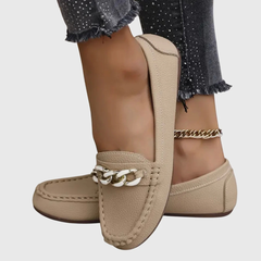 Regine | Damen Kettendetail Slip-On Loafer in Beige