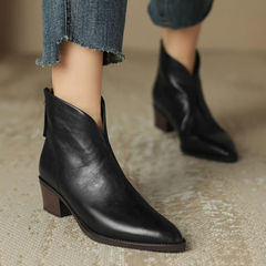 Zabrina – Lederstiefeletten Mit Spitzer Zehenpartie in Schwarz