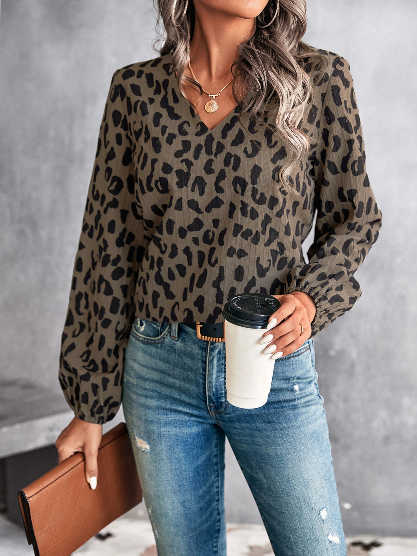 Daphne - Damenbluse mit V-Ausschnitt und Leopardenmuster