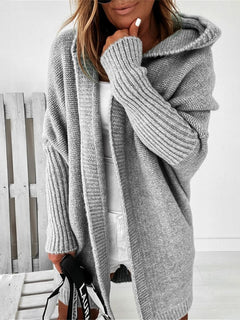 Vivi - Halblange Jacke mit Kapuze und regelmäßigen Nähten in Grau