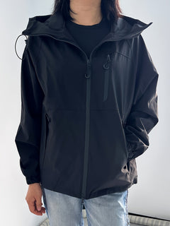 Winddichte Regenjacke mit Kapuze für Damen | Langarm in Schwarz