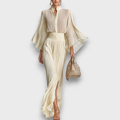 Meliora – Plissierte Chiffonbluse mit hohem Kragen in Beige
