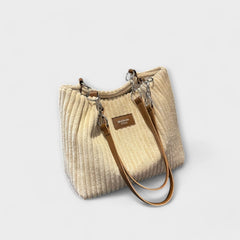 Malva – Weiche Schultertasche aus Velours in Beige
