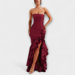Zuri - Asymmetrisches Off-Shoulder Maxi-Kleid in Slim Fit in Burgunder