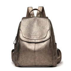 Kristlaug | Eleganter und leichter Rucksack in zartem Weißton in Bronze