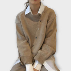 Asymmetrischer Knopf-Cardigan – Mühelose Raffinesse mit modernem Twist in Beige