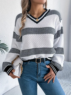 ELEGANTER GESTREIFTER V-AUSSCHNITT-PULLOVER | MODERNER STIL, HOHER KOMFORT in Weiß