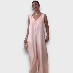 Aubrine – Fließender Jumpsuit mit V-Ausschnitt in Rosa
