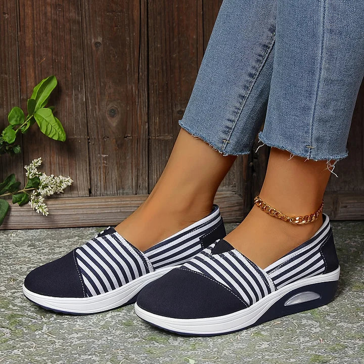Tasha - Bequeme orthopädische Schlupf Auf Turnschuh Mit Streifen