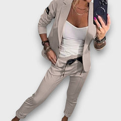 Verena – Moderner Blazer-Zweiteiler in Beige