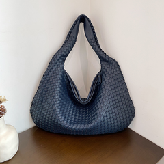 Estelle - Große handgewebte Schultertasche für Damen in Marineblau