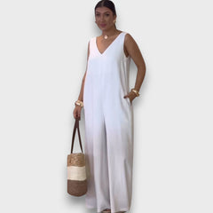Aubrine – Fließender Jumpsuit mit V-Ausschnitt in Weiß