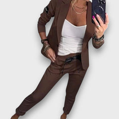 Verena – Moderner Blazer-Zweiteiler in Braun