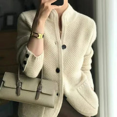 Zaynab - Weicher Blazer mit Knöpfen - Strukturierter Strick in Beige