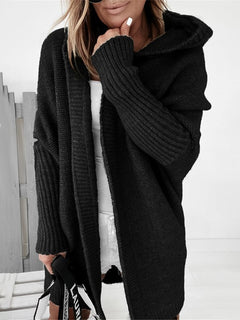 Vivi - Halblange Jacke mit Kapuze und regelmäßigen Nähten in Schwarz