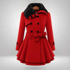 Yena™ | Schicker Trenchcoat mit veganem Pelz in Rot