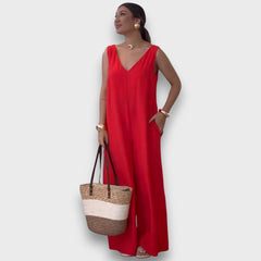 Aubrine – Fließender Jumpsuit mit V-Ausschnitt in Rot
