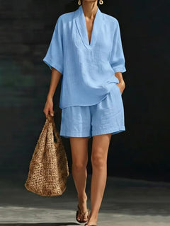 Yamina - Soft-Touch-Set aus V-Ausschnitt-Top und Shorts in Blau