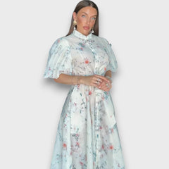 Celindra – Maxi-Kleid mit floraler Struktur und Bindegürtel in Blau