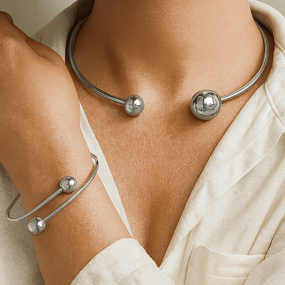 Set aus minimalistischen Gold-Halsband und Armreifen