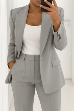 Eleganter Damenanzug für formelle Anlässe – Maßgeschneiderter Blazer mit mittelhoher Hose in Grau