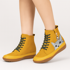 Leonore | Winterstiefel mit Katzenmuster in Gelb