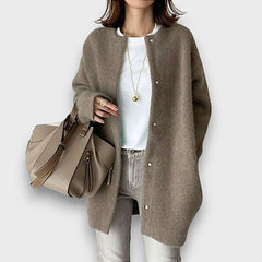 Teresa – Weicher Wollcardigan mit eleganter Linie in Kaffee